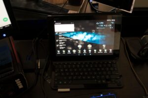 Sony Xperia Z2 Tablet &Amp; Logitech Type-S Bluetooth Keyboard