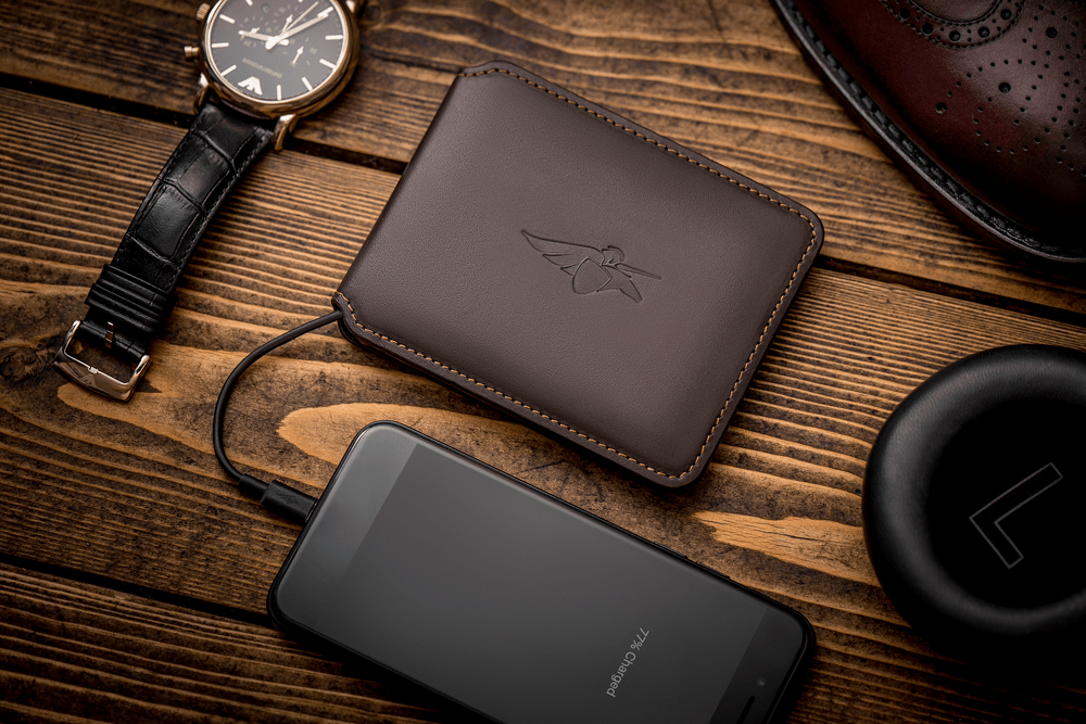 Volterman-Bifold-with-charging-iphone