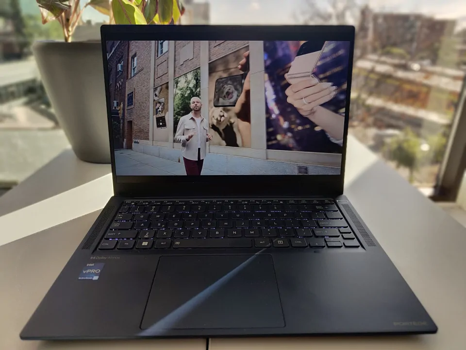 Hands On Dynabook Portege X40L Laptop [REVIEW] Showcasing the laptop