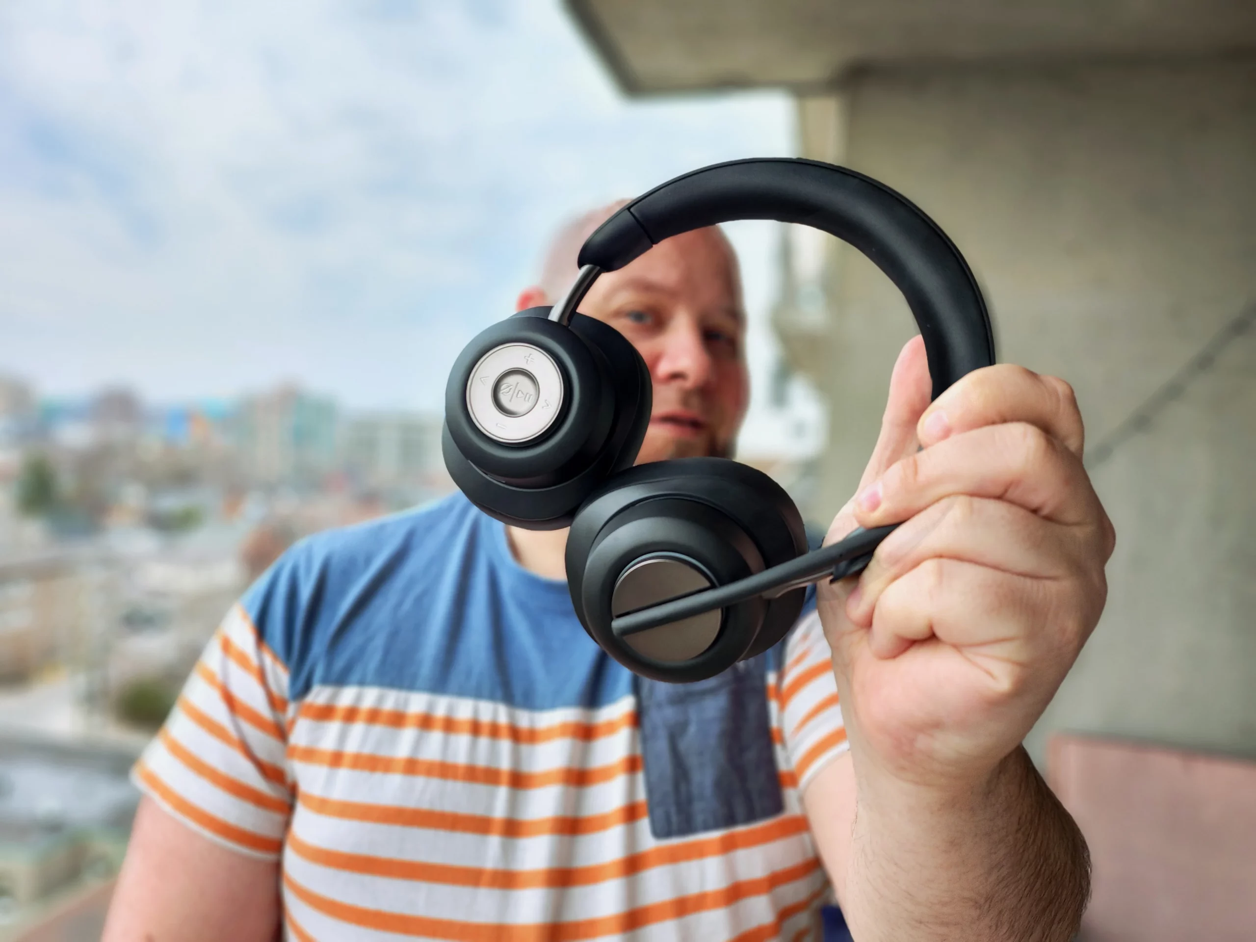 Kensington H3000 Bluetooth Headset Over Ear Review - Lifestyle 01