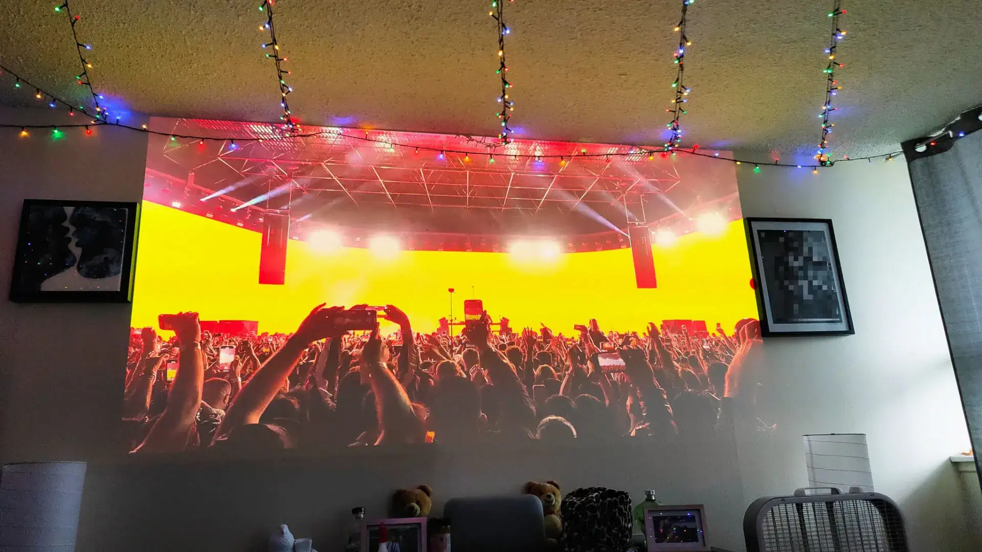 XGIMI Horizon Ultra 4K watch a music festival live.