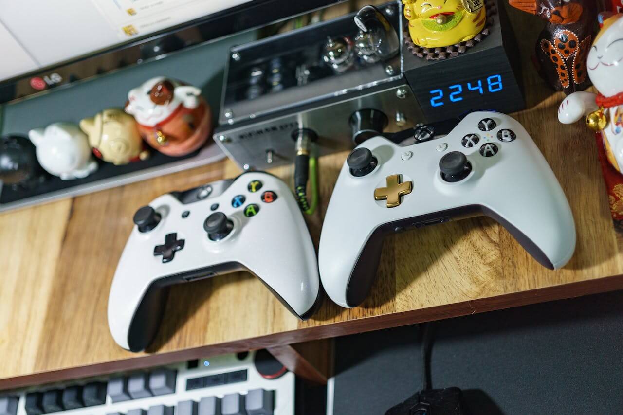 Photo by FOX: https://www.pexels.com/photo/white-xbox-one-controllers-on-table-245252/