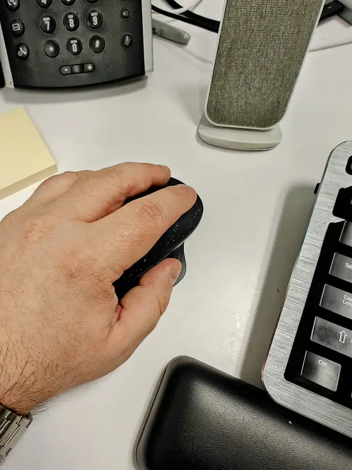 Man using Targus ErgoFlip mouse left-handed on desk