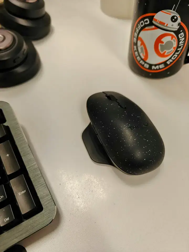 Hand flipping ErgoFlip mouse top to switch from left to right hand use
