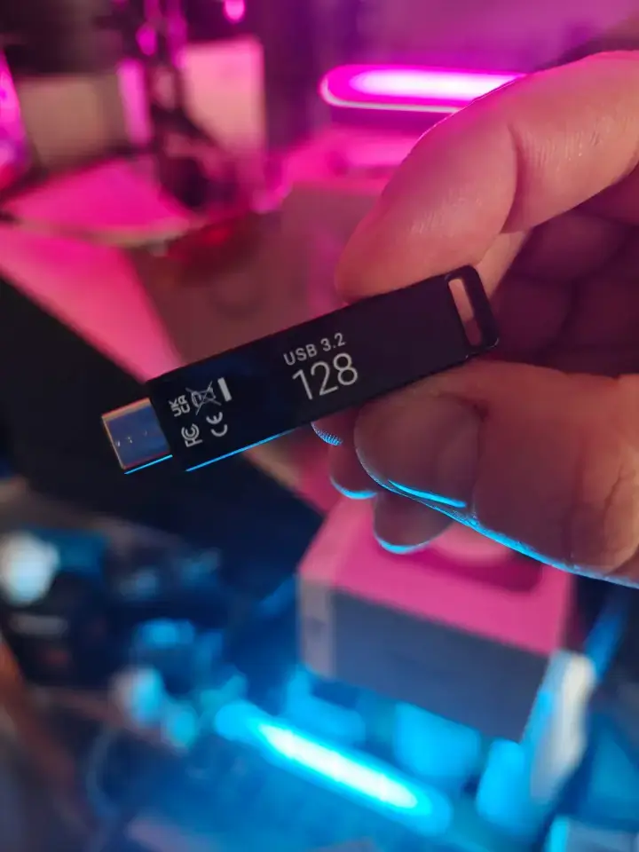 The PNY Elite-X Type-C USB 3.2 128GB Flash Drive - The Future of Portable Storage | Smart Tech, Sharp Takes - CRYOVEX.com Angled view of the pny elite-x type-c usb 3. 2 128gb flash drive