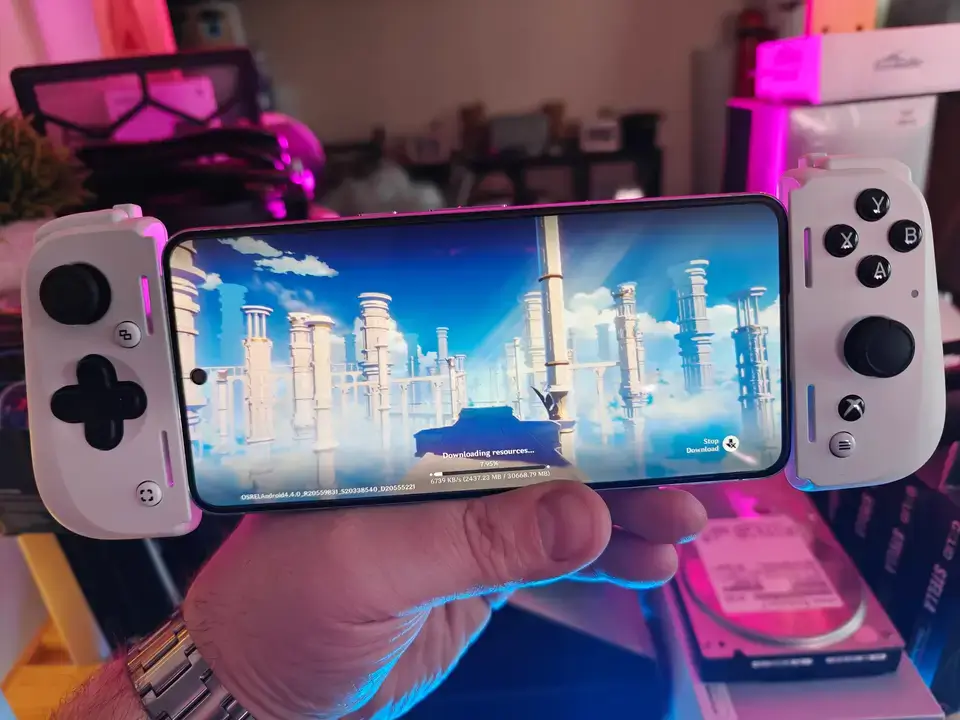 Razer Kishi V2 Pro Review: Taking Mobile Gaming to the Next Level | Smart Tech, Sharp Takes - CRYOVEX.com Angled view of the razer kishi v2 pro xbox edition mobile game controller