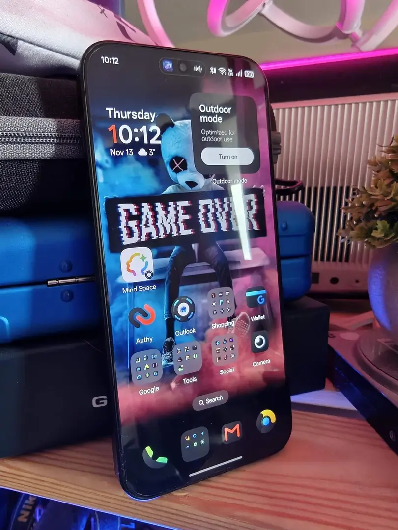 OnePlus 15 display showing a bright 6.78-inch LTPO OLED screen with slim bezels and smooth 165Hz refresh rate