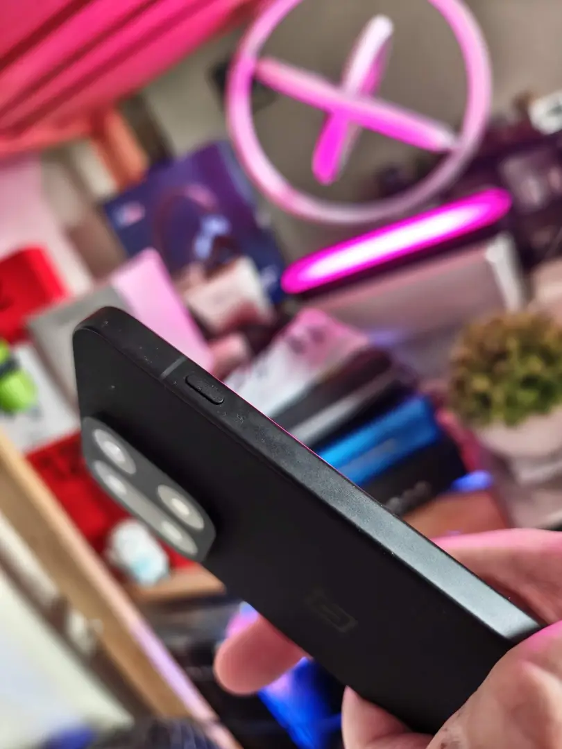 OnePlus 15 Canadian Review: The Powerful Flagship Killer Canadians Can Finally Get Their Hands On | Smart Tech, Sharp Takes - CRYOVEX.com Oneplus 15 rear design highlighting flat edges, squared frame, and the new minimalist camera layout