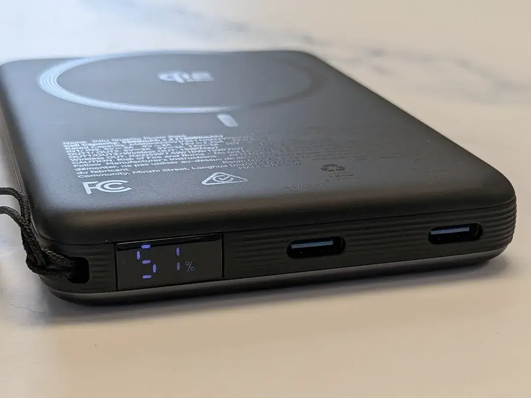 The display and usb-c ports on the edge of the iniu snapgo air wireless power bank