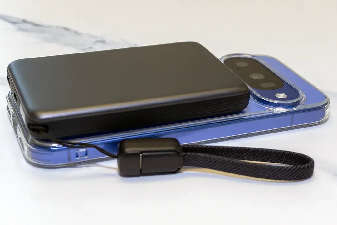 The iniu snapgo air power bank wirelessly charging a google pixel 10 smartphone
