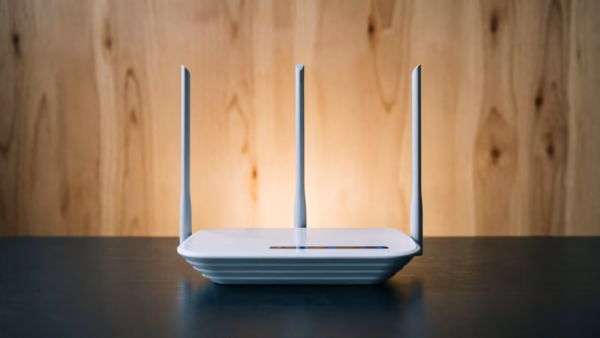 Does a Mesh Wi-Fi System Really Drain More Power Than a Standard Router? | Smart Tech, Sharp Takes - CRYOVEX.com A modern mesh wi-fi system with multiple satellite nodes placed around a living room
