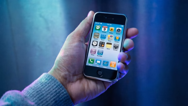 iOS 1 Was Revolutionary, But It Lacked These Critical Features | Smart Tech, Sharp Takes - CRYOVEX.com Original iphone displaying the home screen of ios 1