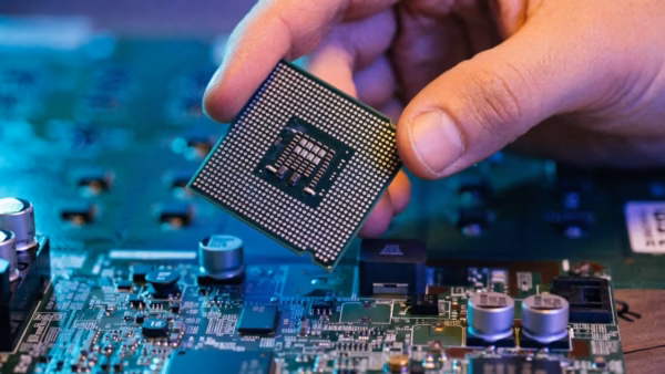 What Does GHz Mean on a CPU? The Truth About Processor Speed | Smart Tech, Sharp Takes - CRYOVEX.com Close-up of a modern computer processor chip with circuit details visible